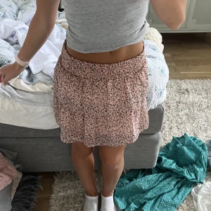 Gullig volangkjol💖 - Säljer min fina volangkjol som tyvärr inte används. Använd fåtal gånger🩷 På bilden har jag vikt ner mudden, skriv för bild på hela mudden!