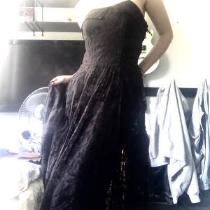 Lång spets klänning🥀 - Lång svart spetsklänning🖤 Knappt använd och inga synliga skador⭐️ Säljer eftersom jag inte använder den längre🥀