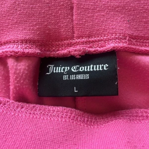 Juciy byxor Rosa , storlek L  - Dessa byxor är ny skick, använda få tals gånger (2-3 gånger) , Säljer pågrund av fel storlek. Nypris 1099kr🤩  Frakten ingår🤩