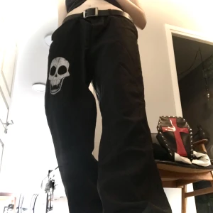 Kostymbyxor med dödskalle tryck☠️ - Snygga kostymbyxor med dödskalle tryck☠️ Storlek L-Xl men sitter fint och oversized på mig som är S-Xs🌱 Använda, en beltloop är av⭐️