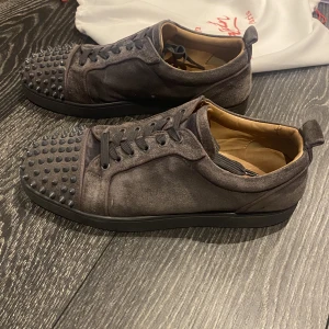 Christian Louboutin  - Säljer mina loubs i str 43 som jag köpt på blocket för 4300kr. Säljer för så lågt pris eftersom att jag inte vet om de är äkta. Har inte heller kvitto. Skick 9/10