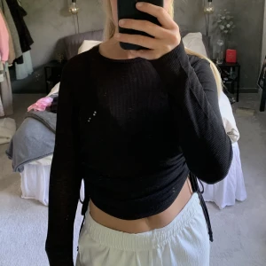 Festtopp i mesh - Jättefin meshtopp från bikbok med knyte. Går att ljustera i längd till kort topp eller lång. Använd endast 2 gånger 