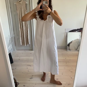 Vit klänning  - Långklänning från h&m, med volangdetalj. Aldrig använd. Jag står för frakten 📦 därav swish som betalningsmedel 💸