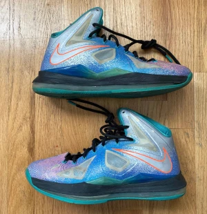 Lebron X ” Puré Platinum ” - Lebron X i riktigt bra skick.   Skor tvättas innan utskick 👟  Pris kan diskuteras vid snabbköp 💵