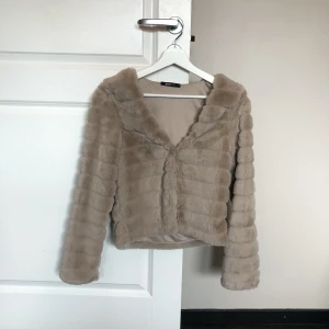 Teddyjacka/kofta från Gina Tricot - Otroligt mjuk teddyjacka/kofta från Gina Tricot i storlek XS. Fin både öppen och knäppt. Knäpps med ett litet metallspänne.  Använd ett par gånger, Nyskick! 
