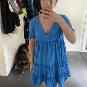 Blå klänning  - Säljer denna söta klänningen från zara 💘💘 superbra skick, strl s/m!