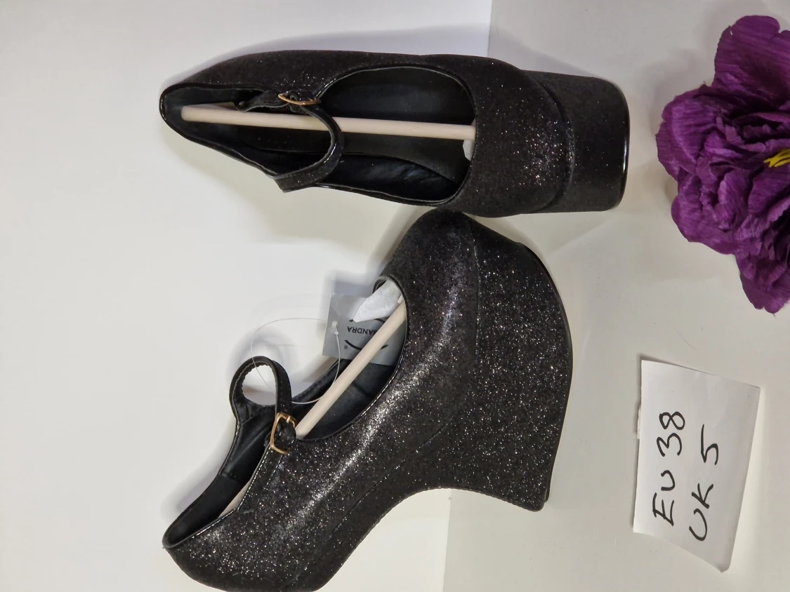 Svarta glittriga heel-less pumps strl 38