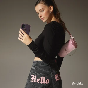 Bershka x Hello Kitty Jeans - Jeans från Bershkas kollektion med Hello Kitty. Begränsad upplaga, finns därför inte att köpa nya. Har tyvärr inte kommit till mycket användning då de är för långa på mig som är 155. Skriv gärna vid intresse, öppen för prisförslag☺️