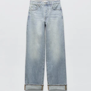 Jeans - Säljer ett par loose sittande jeans från zara som jag köpt ju under rean men efter att tagit bort lapparna ångrat mig! 