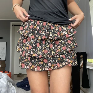 Volangkjol  - Super söt volangkjol från Lindex kids. Köpt förra sommaren men knappt använd💕