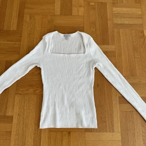 Ribbad tröja  - Ribb ”stickad” vit tröja i tjockare material från hm , med fyrkantig ringning. (Frakt tillkommer)