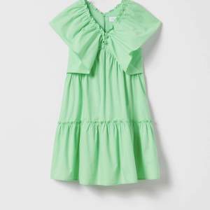 Säljer denna gröna klänningen som är helt oanvänd. Köpte den men det fanns ingen lapp på den så jag kan ej lämna tillbaka den men somsagt helt oanvänd och har inga tecken på användning. Kontakta mig gärna för fler bilder vid intresse!💗💗