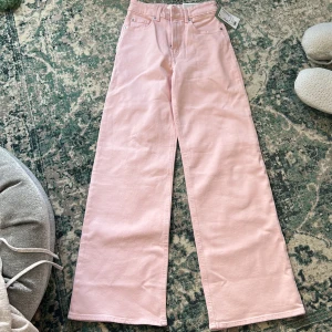 Byxor/jeans - Aldrig använda byxor från hm, inköpspris är 299