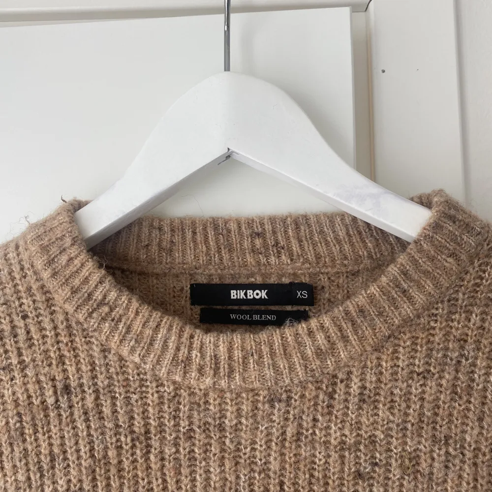 Stockad tröja i wool-blend. Passar strl XS - M, beroende på hur oversized modell man vill ha.. Tröjor & Koftor.