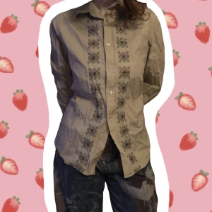 Skjorta  - Skjorta med broderi. Storlek L.  Sitter på storlek M i bilden.  Skriv om du frågor om passform/annat!