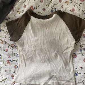 brandy melville tröja - jätte gullig vit och brun tröja ifrån brandy melville. säljer pga brist på användning 