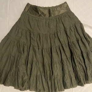 grön kjol - snyggaste kjolen som jag säljer för att den inte kommit till användning! 