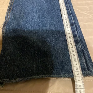 Flared Zara Jeans  - Säljer en av mina favojeans från Zara i storlek 38, högmidjade. Har använt ett fåtal gånger men finns inget tecken på slitage (det ska va slittet där nere på byxorna) Säljer dem för att de har blivit för stora för mig. Köpte för 400kr säljer för 200kr.