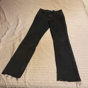 Svarta Zara Flared Jeans - Säljer dess Zara Flared jeans. Har blivit använt men inget täcken på slitage. Är inte helt svart lite “Washed off”. Sitter för stort på mig samt att byxorna är högmidjade. Köpte dem för 400kr säljer för 200kr(Säljer samt ett par blåa för samma pris)