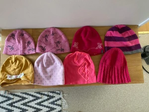 Massor av mössor till barn  - Massor av mössor till barn 