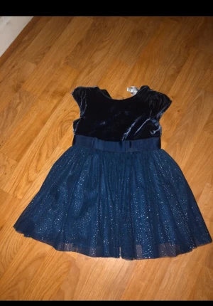 Klänning - Klänning. Helt ny. 