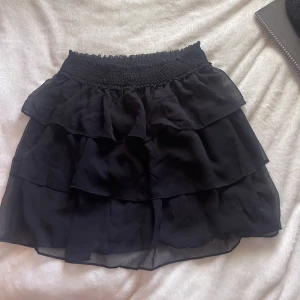 Kjol - Jätte fin volangkjol från HM som aldrig använts 💗