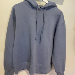 Huvtröja - Blå huvtröja. Köpt 1 år sen men endast använd fåtal gånger. Den är i mycket bra skick