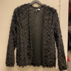 kofta - en kofta i storlek XS och endast använt ett fåtal gånger, säljer då den är för liten för mig.  kontakta vid intresse. 