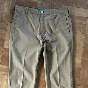 Chinos - Beigea Levis chinos som jag thriftade för några år sen Dm för mer info