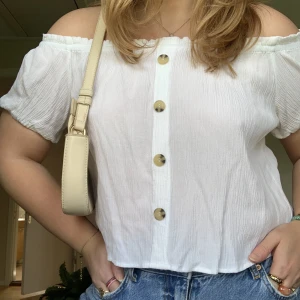 Gullig sommarblus  - En söt offshoulder blus med knappar fram i luftigt material 💘💘