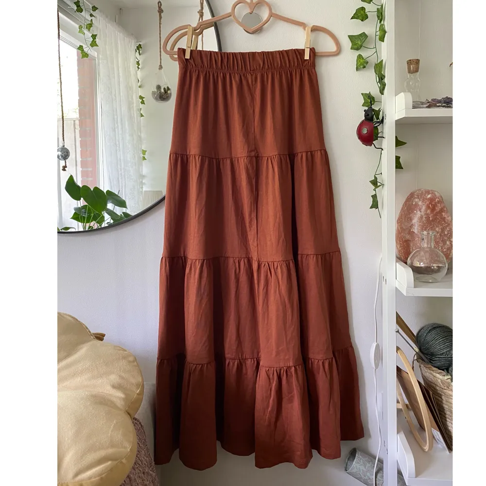 Säljer denna superfina rostfärgade/brons-orange-bruna kjolen från ONLY i storlek XS. Väldigt fint skick, och nästan helt oanvänd. Lapparna är tyvärr bortklippta dock ✨skriv om du har frågor :). Kjolar.