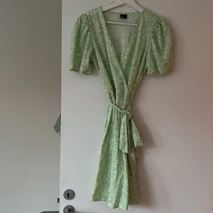 Klänning  - Klänning från Gina Tricot