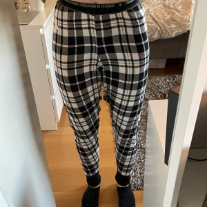Harry Potter pyjamasbyxor! - Pyjamasbyxor med Harry Potter tema och med mudd längst ner💖 storlek S men är mer som XS😙