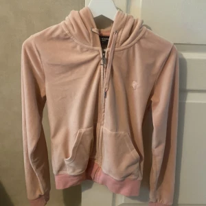 Juicy Couture Kofta - Ljusrosa Juicy kofta i strl S!!