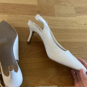 Klacksko - Vit klacksko med slingback, helt oanvända. Låg klack så bekväma, påminner mig om de skorna Bella Swan gifter sig i Twilight 🤍🥺