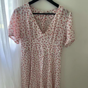 Söt blommig klänning  - Vit med rosa/korallfärgade 🌷 Storlek 36. Från märket only. Använd 3 gånger. 