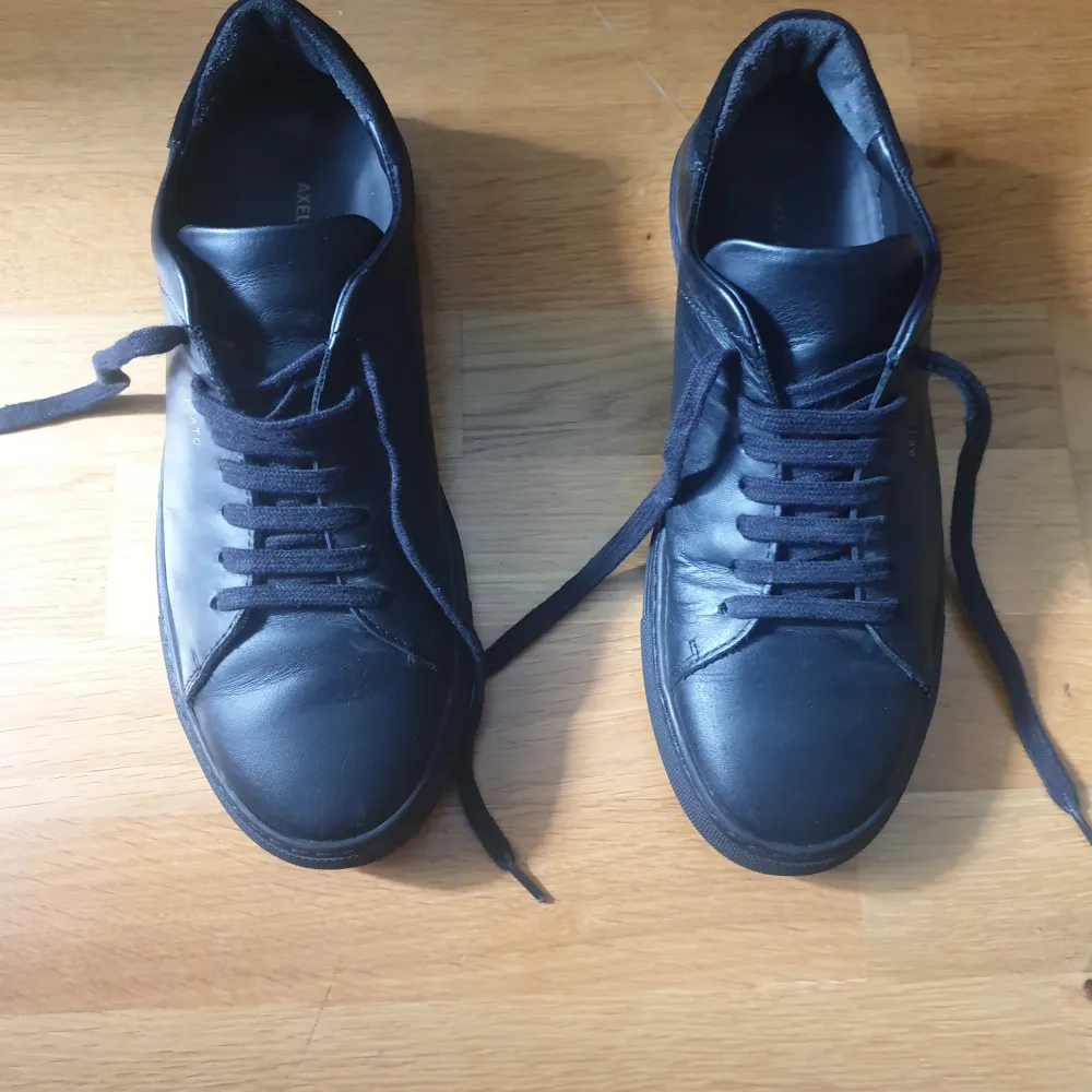 Clean 90 sneaker arigato skor. Nypris 2500kr. Knappt använda, säljer då jag inte använder de längre. Pris kan diskuteras. Storlek 42 (lite stor i storleken).. Skor.