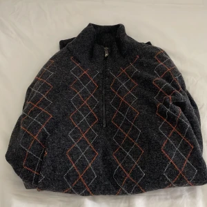 Ivanhoe vindjacka - En skön vindjacka (Ivanhoe windbreaker). Passar bra till lite sämre väder (som på hösten till exempel) eller när man är ute och spelar golf och vädret inte ger med sig:) pris 100kr. Knappt använd, skick 10/10!