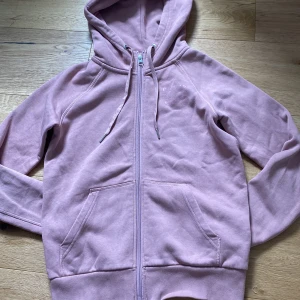 Rosa peak performance zip hoddie - En rosa zip hoddie i gott skick som jag säljer för jag ej använder pris kan diskuteras och den är i storlek xs