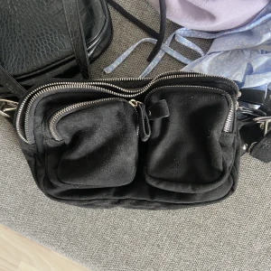 Gina väska  - Gammal klassisk väska från gina tricot , inte använt på nått/några år och tyvärr bara hängt här hemma , fin och flera fack till saker 😊🤗