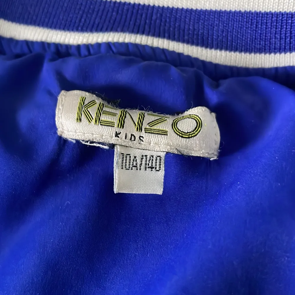 Det här är en kenzo jacka som är 100% äkta. Den är för liten för mig så jag vill sälja den. Den är i perfektion i skick och är inte så änvänd. Köpte denna ny på kenzo.. Jackor.