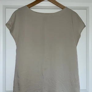Siden-blus - Superfin beige blus från Theory, står P på storleken vilket jag tolkar som en S! 100% siden