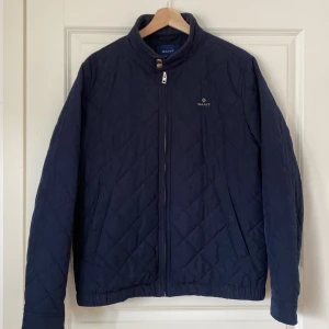Gant jacka  - En mörkblå gant jacka i nyskick storlek medium Lätt fodrad så lämplig som vår och höst jacka eller en kall sommardag.