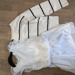Vit klänning  - Vit kort klänning med volang arm. Passar perfekt på sommaren. 