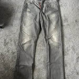 Gråa Jeans - Köpt på en outlet i Rom för 130€ ca 2 år sedan. De har tyvärr blivit för små för mig. Skriv om du har några funderingar👍🏻