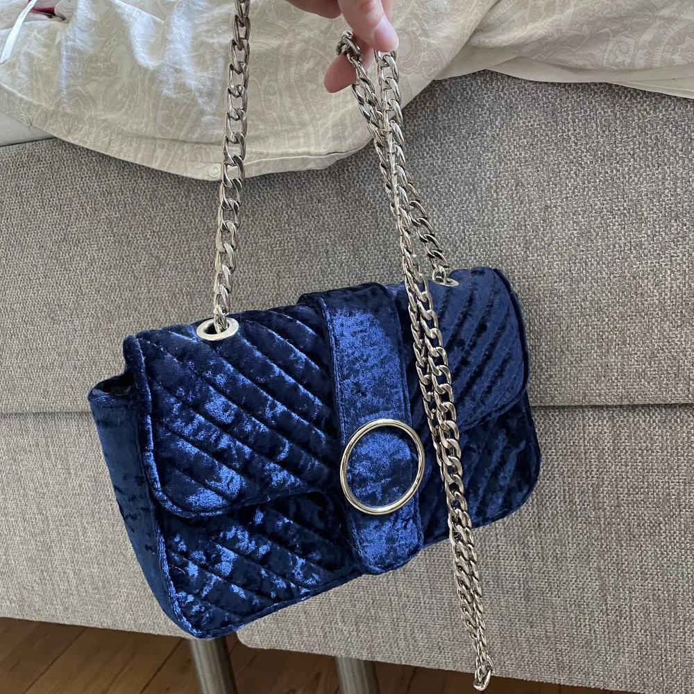 Blå sammetsväska från ginatricot, en ordentlig kedja som väger en del. Rymlig + en liten ficka i väskan 💙Använd en gång så bra skick. Väskor.