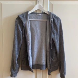 Grå zip hoodie - Grå zip hoodie från Cubus i ett lent material. Hör av dig vid funderingar. Ta hand om dig.💌