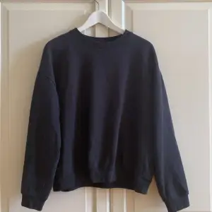 Svart gosig sweatshirt från Lager 157 i storlek M, men den är snarare som en S. Hör av dig vid funderingar.💌