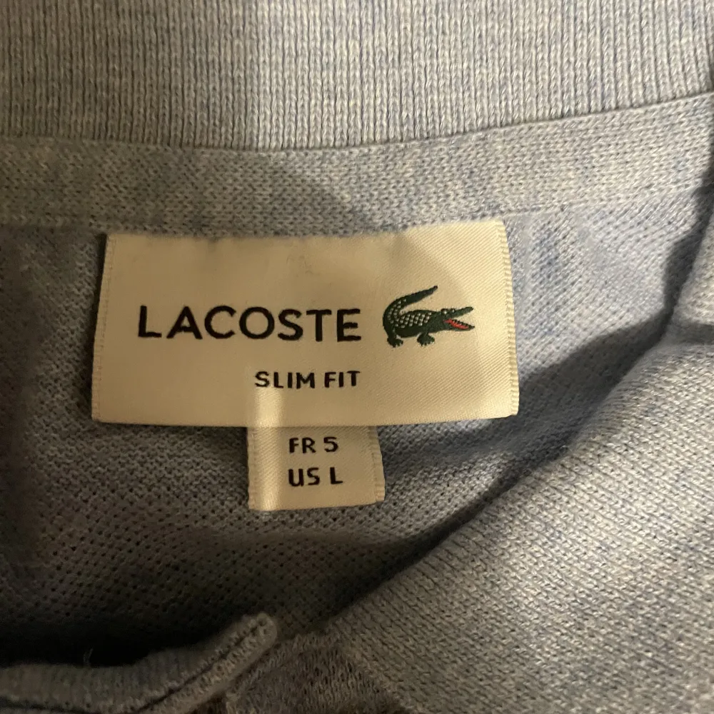 Säljer min helt nya Lacoste pike i storlek L (passar även M). Finns att hämta upp i Stockholm o kan också fraktas.. T-shirts.