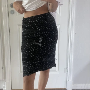 Meshkjol  - Svart meshkjol med små lila blommor! Från ”vintage” h&m. Först till kvarn! Snabbt köp uppskattas -  säljer för flyttar utomlands om 2 veckor 🥲❤️